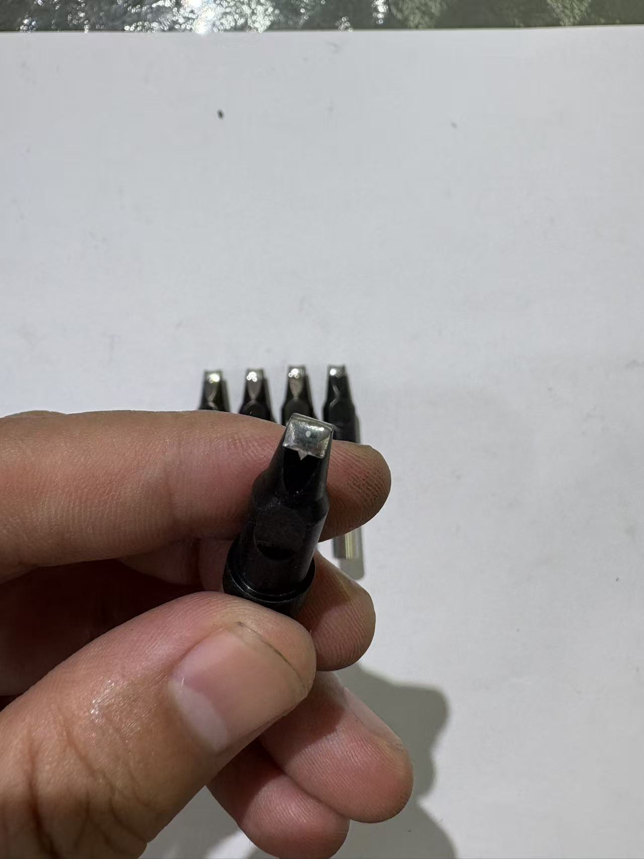 911-DV1 soldering tip V-groove detail close-up, tin reservoir structure for consistent solder flow